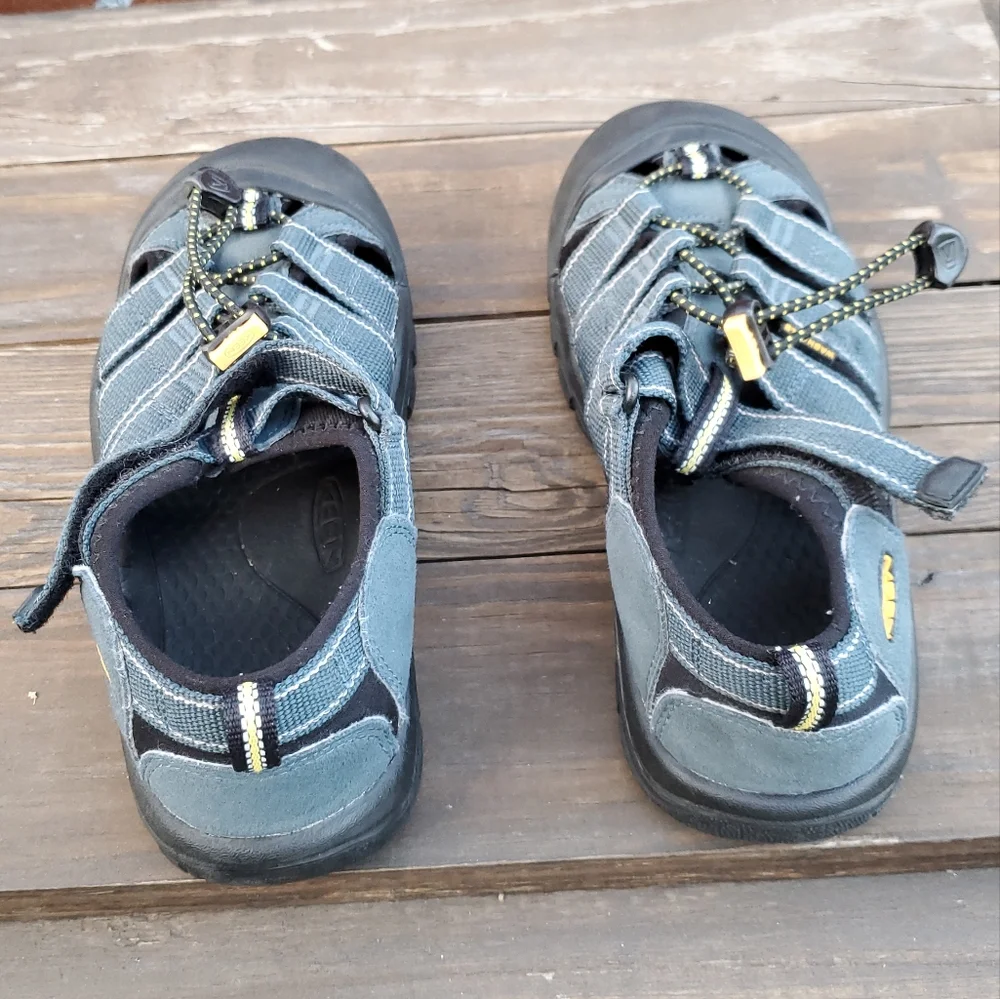 Keen Water Hiking Sandal Shoes. kids size 3. GPWC. Blue. Plenty of life left.